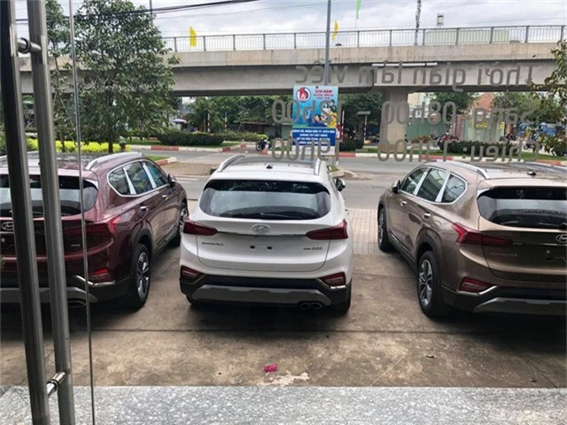 Hyundai Santa Fe 2019 ồ ạt về đại lý trước ngày ra mắt: Xe nhiều nhưng vẫn kênh giá 100 triệu đồng. Mẫu crossover Hyundai Santa Fe thế hệ mới đang được vận chuyển tới các đại lý trên toàn quốc. (CHI TIẾT) Hyundai Santa Fe 2019 ồ ạt về đại lý trước ngày ra mắt: Xe nhiều nhưng vẫn kênh giá 100 triệu đồng. Mẫu crossover Hyundai Santa Fe thế hệ mới đang được vận chuyển tới các đại lý trên toàn quốc. (CHI TIẾT)