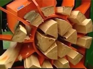 CLIP: Cận cảnh máy chẻ củi bằng sức ép thủy lực 55 tấn
