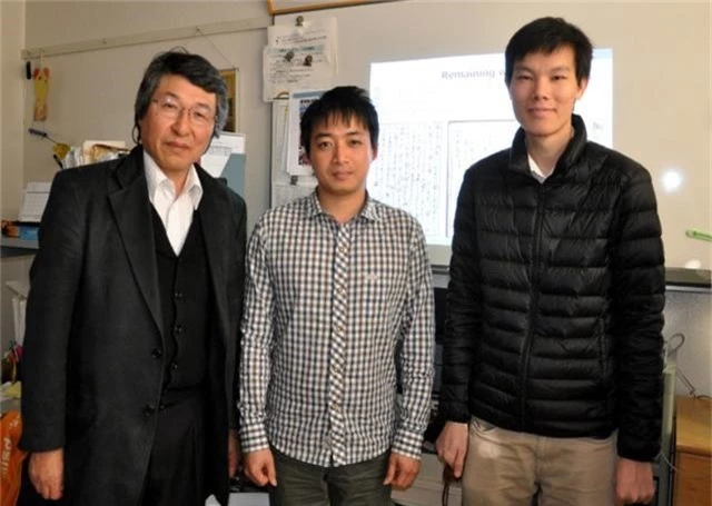 
Giáo sư Masaki Nakagawa (trái, ngoài cùng) là người hướng dẫn của Lý Tuấn Nam và Nguyễn Công Kha tại ĐH Nông nghiệp và Công nghệ Tokyo đánh giá cho biết nghiên cứu của hai sinh viên Việt Nam chắc chắn sẽ rất hữu ích trong việc nghiên cứu lịch sử Nhật Bản.

