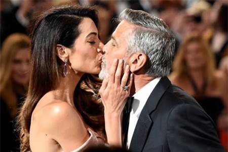 Đón năm mới với những màn khóa môi ngọt lịm của các sao