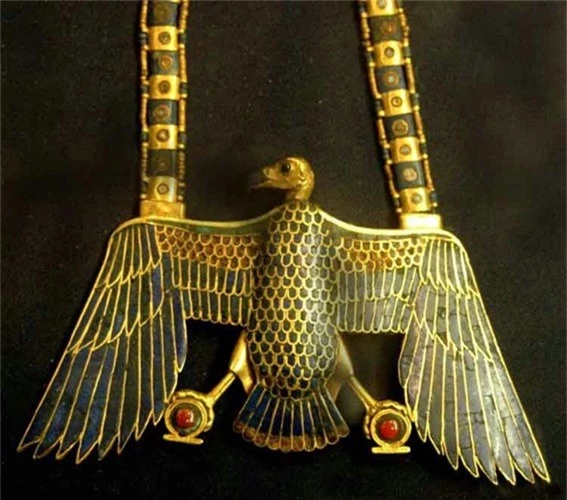 Giải mã mặt nạ vàng ròng của pharaoh huyền bí nhất Ai Cập - Hình 7 Giai ma mat na vang rong cua pharaoh huyen bi nhat Ai Cap-Hinh-7