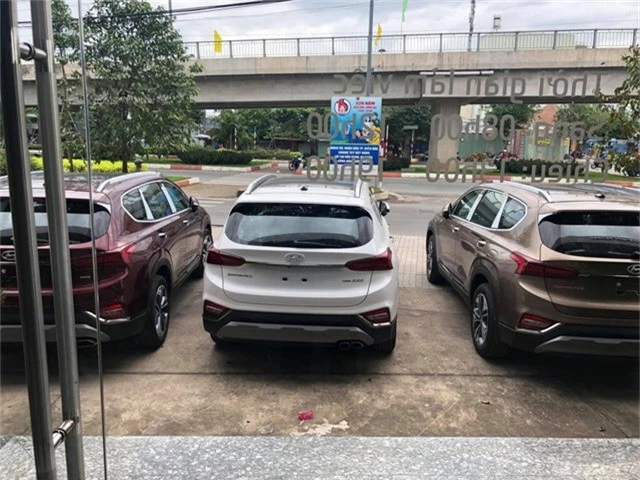 Hyundai Santa Fe 2019 ồ ạt về đại lý trước ngày ra mắt: Xe nhiều nhưng vẫn kênh giá 100 triệu đồng - Ảnh 2.