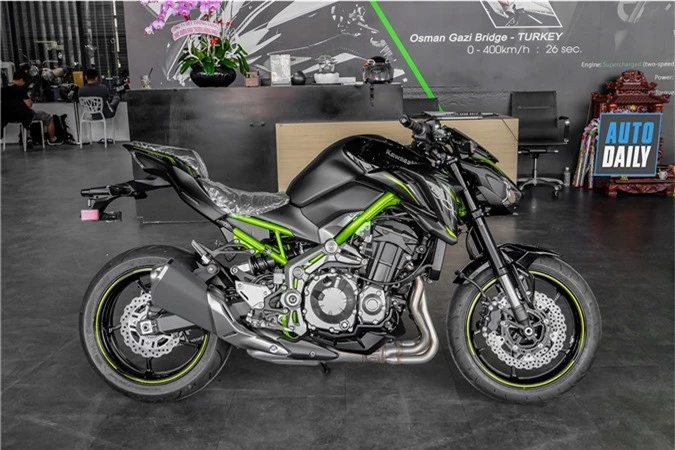 Chi tiết Kawasaki Z900 ABS 2019 giá 299 triệu đồng tại Việt Nam. So với “người tiền nhiệm”, phiên bản 2019 của mẫu naked-bike Z900 ABS được bổ sung thêm màu mới, thiết kế và động cơ không thay đổi. (CHI TIẾT)