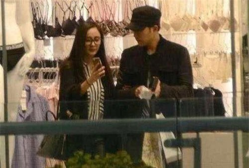 Rò rỉ hình ảnh Lưu Khải Uy và Dương Mịch đã ly hôn nhưng vẫn cùng nhau đi mua đồ cho con gái?