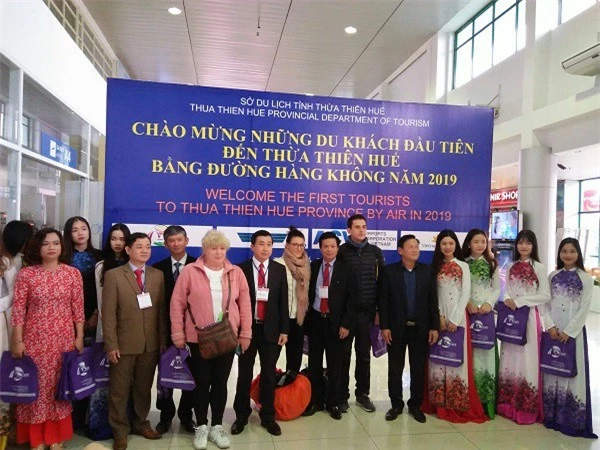 Những vị khách đầu tiên đặt chân xuống Cảng hàng không Phú Bài Những vị khách đầu tiên đặt chân xuống Cảng hàng không Phú Bài