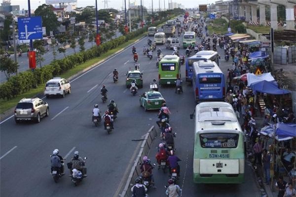Người dân ùn ùn trở lại TP.HCM sau kỳ nghỉ Tết Dương lịch