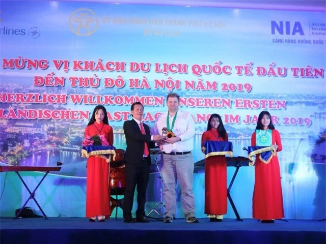 Giám đốc Sở du lịch Hà Nội trao quà lưu niệm cho vị khách quốc tế đầu tiên đến Hà Nội trong năm 2019