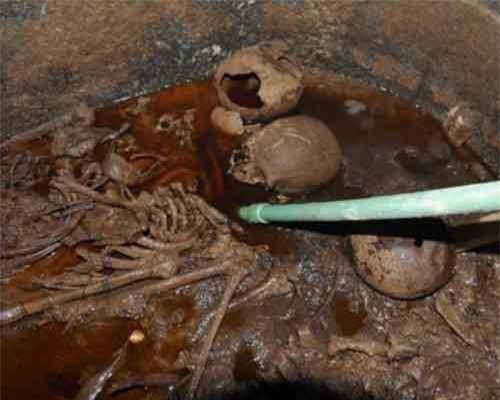 Hàng ngàn người xếp hàng đòi uống nước trong quách 4.000 năm tuổi