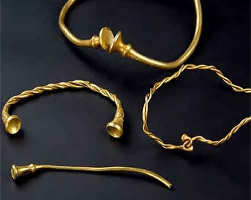 Thợ săn kho báu nghiệp dư 'ăn may' vớ hàng trăm món đồ, trị giá 19 tỷ đồng