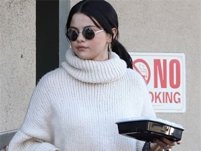Selena Gomez tăng cân rõ rệt, mặt tròn xoe sau 2 tháng điều trị tâm lý
