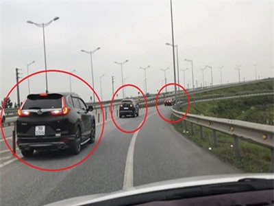 CLIP: Ôtô nối đuôi nhau lùi tập thể trên đường dẫn vào cao tốc ở Thái Nguyên