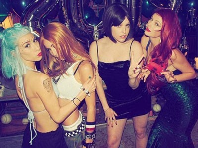 Taylor Swift hóa nàng tiên cá tóc đỏ trong bữa tiệc chào đón năm mới