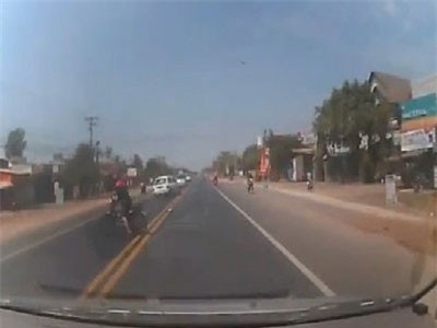 CLIP: Ôtô bẻ lái 'xuất thần' tránh xe máy qua đường bất ngờ 