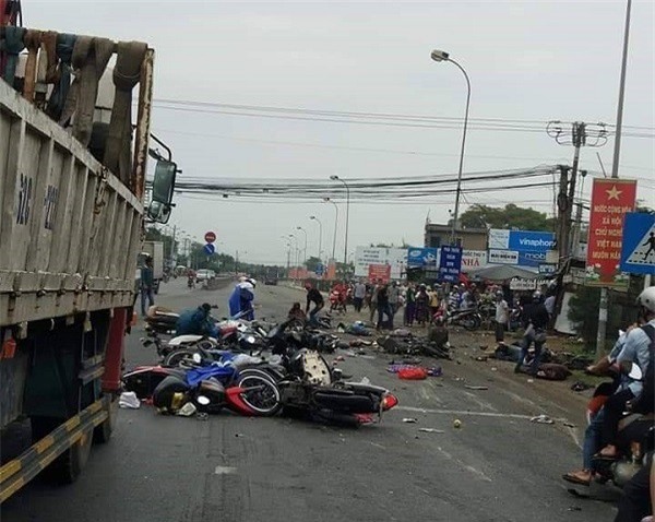 Long An: Xe container cán qua nhiều xe máy ít nhất 3 người chết