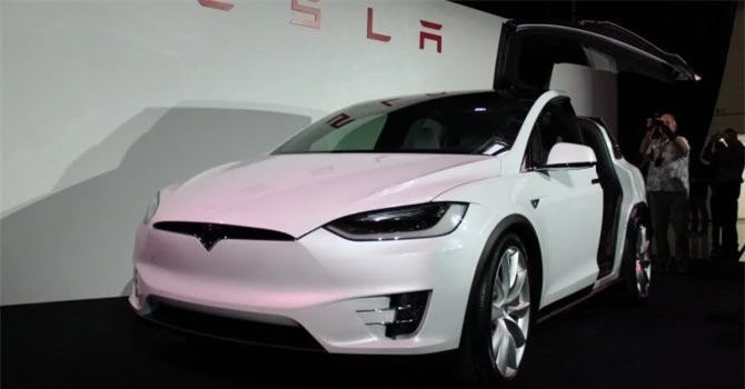 Cận cảnh bên trong nhà máy sản xuất ô tô của Tesla. Nhà sản xuất ô tô điện Tesla đã đưa ra cho chúng ta thấy một cái nhìn thoáng qua về cách thương hiệu này tạo ra một chiếc xe mui trần Model 3. (CHI TIẾT)
