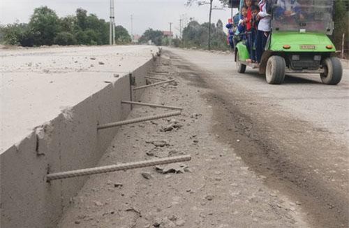 Thanh Hóa: Rợn người với những thanh sắt chĩa ngang dọc đầy đường