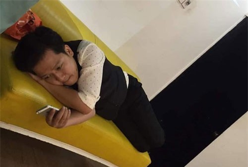 Không đi du lịch với Nhã Phương, Trường Giang nằm nhà nghịch điện thoại