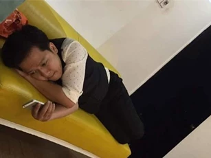 Không đi du lịch với Nhã Phương, Trường Giang nằm nhà nghịch điện thoại
