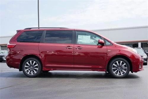 8. Minivan: Toyota Sienna và Honda Odyssey.