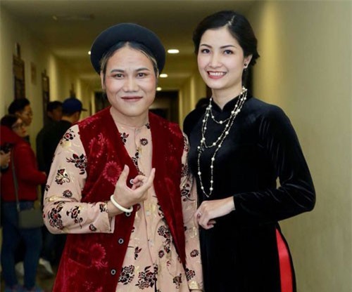 Bất ngờ dung nhan vợ trẻ xinh đẹp của diễn viên hài sở hữu biệt phủ đất Bắc