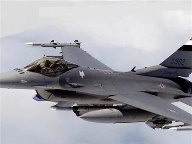  Chiến đấu cơ của lực lượng không quân Iraq làm nhiệm vụ diệt khủng bố trên bầu trời Syria 