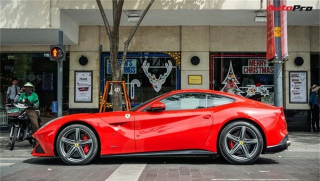 Ferrari F12 Berlinetta đặc biệt nhất Việt Nam của đại gia đồng hồ chục tỷ tại Hà Nội tiến vào Sài Gòn - Ảnh 2.