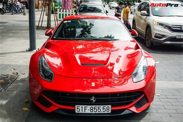 Ferrari F12 Berlinetta đặc biệt nhất Việt Nam của đại gia đồng hồ chục tỷ tại Hà Nội tiến vào Sài Gòn - Ảnh 4.