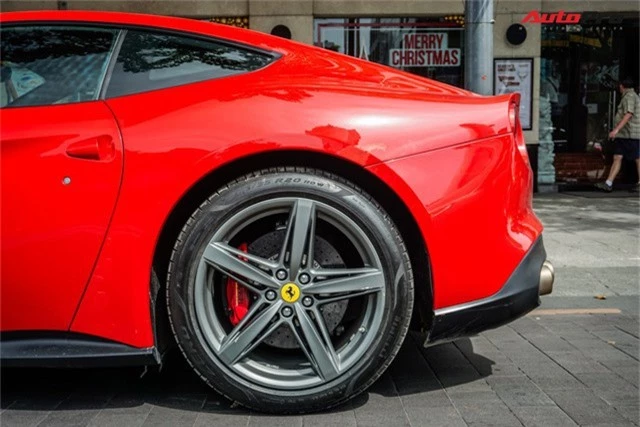 Ferrari F12 Berlinetta đặc biệt nhất Việt Nam của đại gia đồng hồ chục tỷ tại Hà Nội tiến vào Sài Gòn - Ảnh 8.