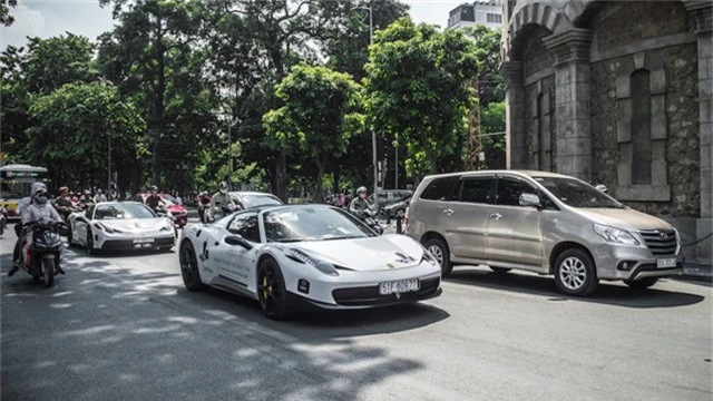  Cặp đôi Ferrari 458 Speciale trên phố Hà Nội trong đoàn siêu xe của ông Đặng Lê Nguyên Vũ 