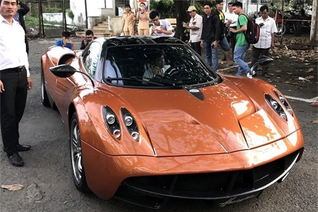  Thần gió Pagani Huayra đưa về nước năm 2016 nhưng chật vật mãi đến 2018 mới ra được biển 