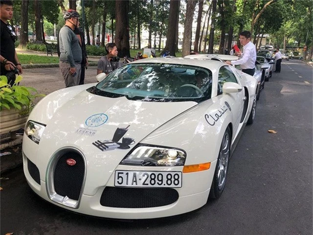 Bugatti Veyron của Minh “Nhựa” được ông Đặng Lê Nguyên Vũ mua và đổi màu ngay trước hành trình xuyên Việt