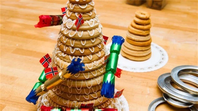 Kransekage (Đan Mạch, Na Uy): Là một tháp bánh bao gồm nhiều vòng bánh đồng tâm xếp chồng lên nhau, Kransekage là món ăn truyền thống không thể thiếu trong đêm giao thừa và các dịp đặc biệt khác ở Đan Mạch và Na Uy. Bánh được làm bằng hạnh nhân, ở trung tâm thường có một chai rượu và có thể được trang trí với cờ và bánh quy giòn.