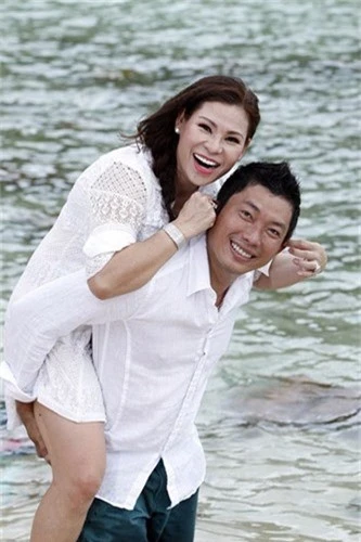 Những sao nam showbiz Việt “quên mình” lấy vợ đại gia hơn tuổi - Hình 8 Nhung sao nam showbiz Viet “quen minh” lay vo dai gia hon tuoi-Hinh-8