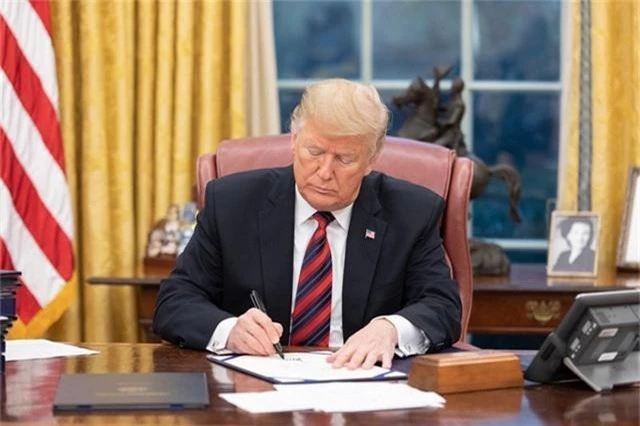  Tổng thống Trump ký thông qua đạo luật ARIA hôm 31/12. (Ảnh: AP) 