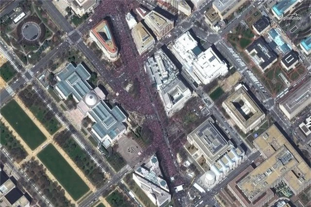  Hàng nghìn người tham gia Cuộc tuần hành vì cuộc sống của chúng ta nhằm phản đối bạo lực súng đạn tại thủ đô Washington, Mỹ vào ngày 24/3 trong một bức ảnh vệ tinh. 