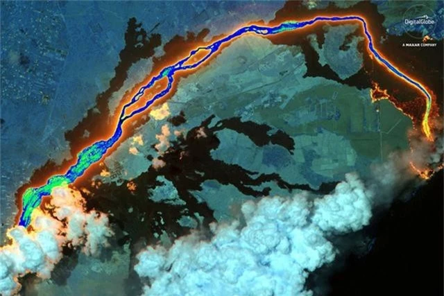  Ảnh vệ tinh cho thấy nham thạch chảy từ miệng núi lửa Kilauea tại Hawaii, Mỹ vào ngày 26/6. Kilauea đã phun trào dữ dội hồi tháng 5 năm ngoái và là một trong những núi lửa hoạt động tích cực nhất tại Hawaii. 