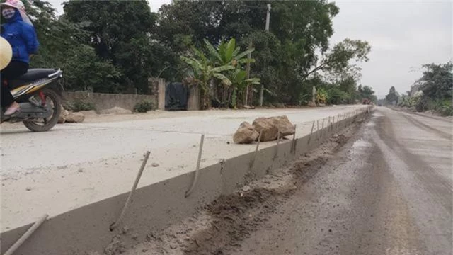 
Những thanh sắt đâm ngang và chổng ngược lên không khác gì những chiếc bẫy nguy hiểm cho người tham gia giao thông.
