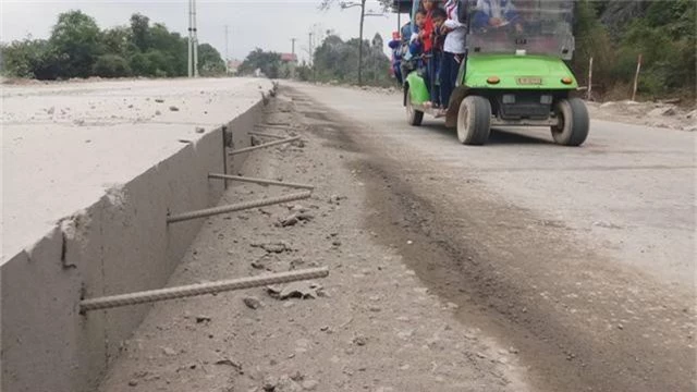 Hàng ngày có rất nhiều học sinh đi qua đoạn đường này.