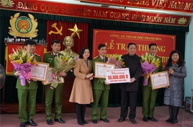 Nhiều tổ chức, đơn vị đã trao thưởng cho chiến công của Công an TP Thanh Hóa.