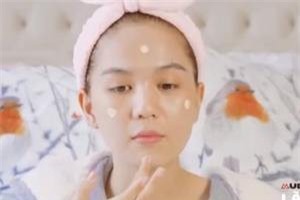 CLIP: Bí quyết trang điểm trong 'tích tắc' của Ngọc Trinh