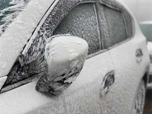 Ô tô, xe máy “đóng băng” trên đỉnh Mẫu Sơn