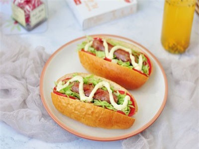 Bữa sáng có bánh mì kẹp xúc xích tự làm nóng hổi là số 1!