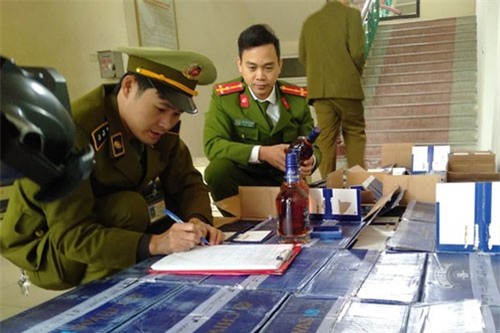 Thanh Hóa: Bắt giữ hơn 800 chai rượu ngoại không giấy tờ hợp lệ
