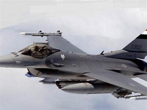 F-16 Iraq dội bom "thổi bay" nơi trú ẩn của 30 chỉ huy IS ở Syria