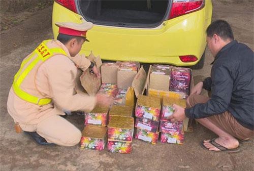 Đắk Lắk: Phát hiện CSGT, đối tượng buôn pháo đạp cửa taxi bỏ chạy