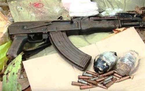 Khẩu súng AK, 2 quả lựu đạn và nhiều viên đạn cảnh sát thu giữ được tại hiện trường vụ buôn ma túy ngày 26/10.