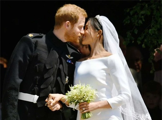 Đám cưới giữa Hoàng tử Harry và nữ diễn viên người Mỹ Meghan Markle diễn ra hôm 19/5/2018. Cô dâu diện chiếc váy cổ thuyền thanh lịch của thương hiệu Givenchy, đội khăn voan dài 5 m cùng vương miện kim cương lấp lánh.