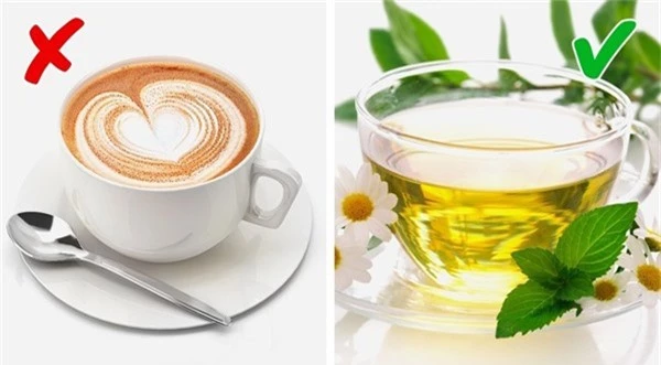 Trà thảo dược Các loại trà thảo dược giúp khử mùi hiệu quả. Các thức uống có chứa caffeine đều có nguy cơ gây ra mùi cơ thể.