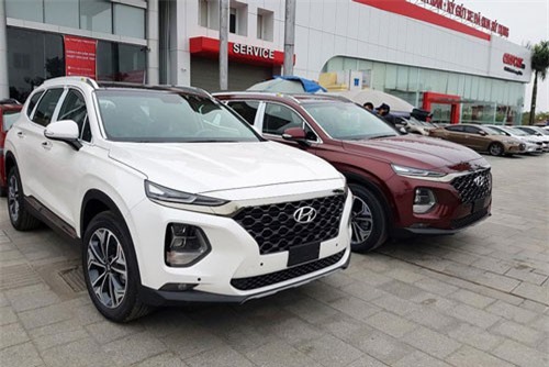 Hyundai Santa Fe 2019 full option giá cao hơn 1,3 tỷ thiếu vắng tại đại lý khiến nhiều khách hàng hụt hẫng