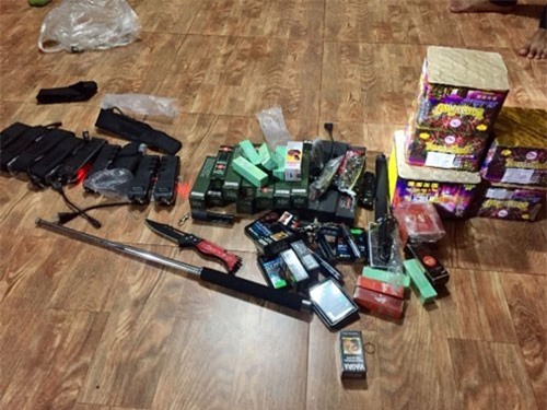 Phát hiện người phụ nữ cất giấu đao kiếm, thuốc kích dục trong nhà